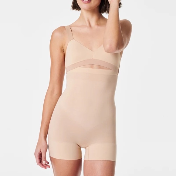 Seamless Power Series Sculpting High-Waisted Shorts - Picture 1 of 10